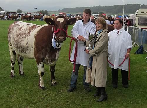 Matthew Thomson with Sandwick Celtic Rose receiving the Cairnsmore Trophy from Gilly Fraser