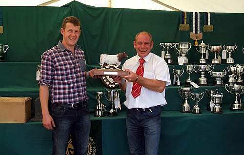 Matthew Thomson presenting the Thomson, Roddick & Laurie Elite Trophy to Andrew Bellas